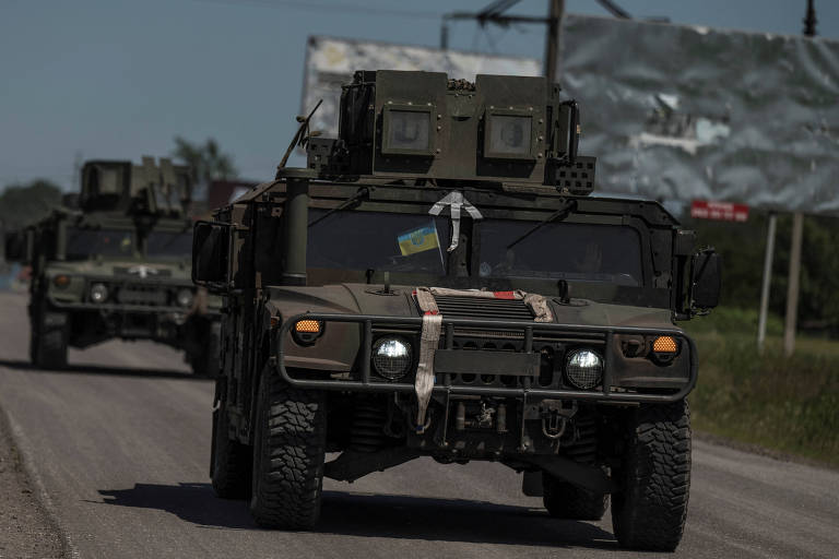 Veículos militares americanos da Ucrânia em rodovia perto da fronteira com a Rússia em Kharkiv
