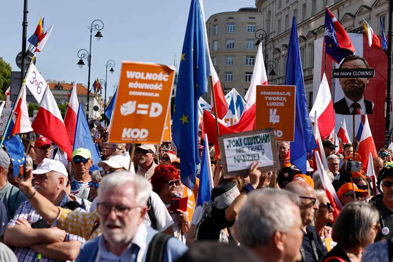 Milhares de pessoas protestam contra governo nacionalista na Polônia