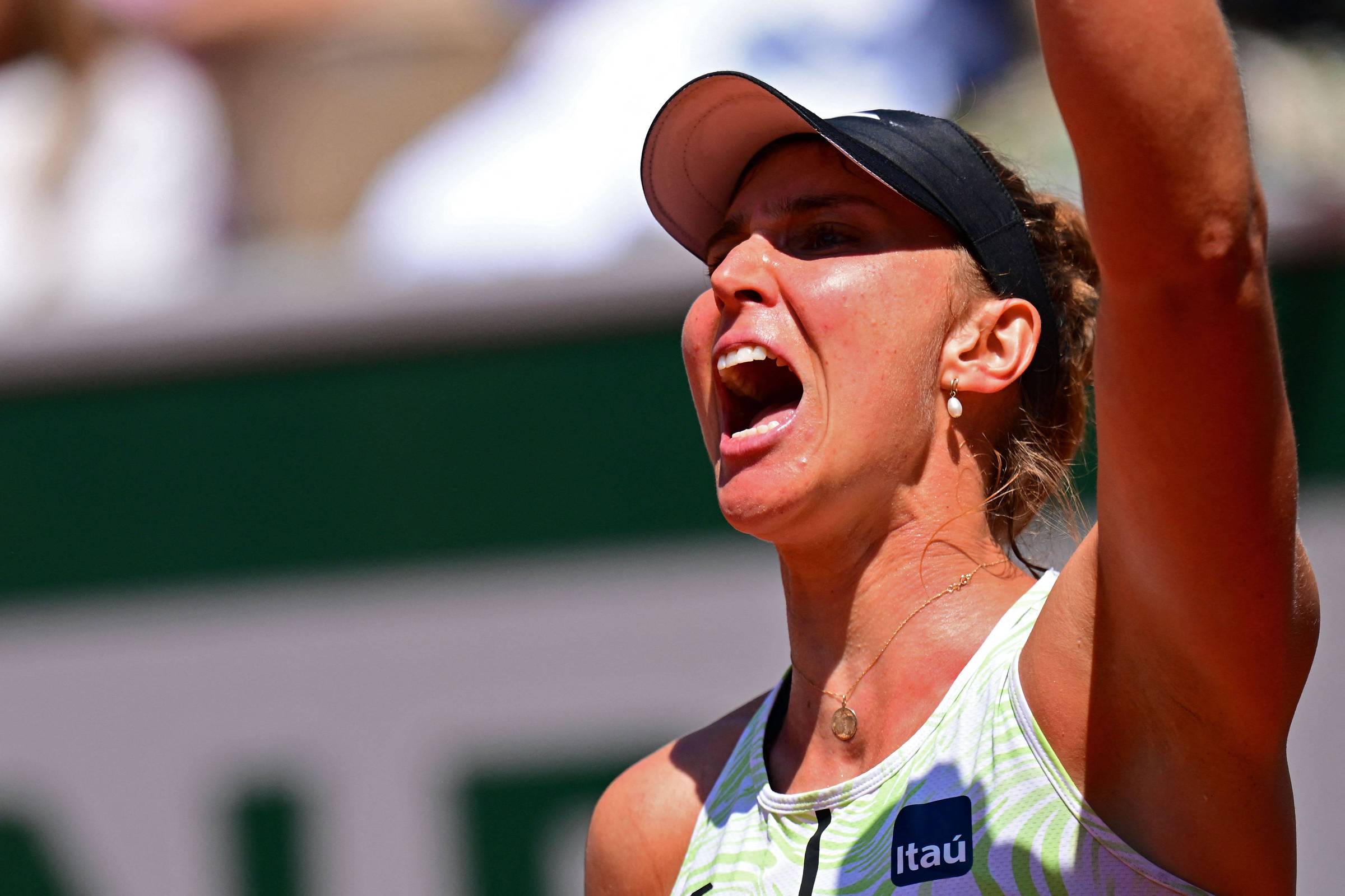 Bia Haddad vence espanhola, vai às quartas de final de Roland Garros e  quebra marca de 55 anos