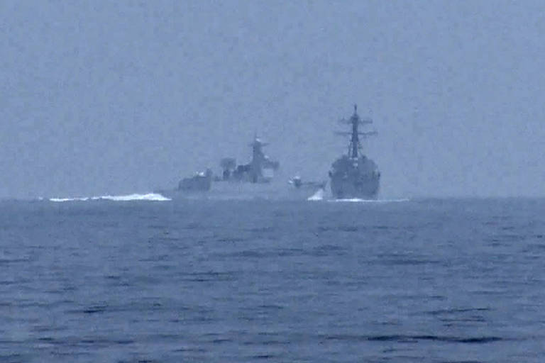 O destróier chinês cruza o caminho do americano, em imagem de vídeo captada pelo navio canadense HMCS Montreal
