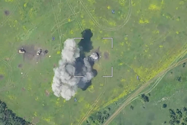 Imagem feita por drone mostra blindado destruído em localidade não identificada após a Defesa da Rússia afirmar ter contido uma grande contraofensiva ucraniana