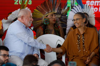 Presidente Lula cumprimenta a ministra Marina Silva (Meio Ambiente) em cerimônia 