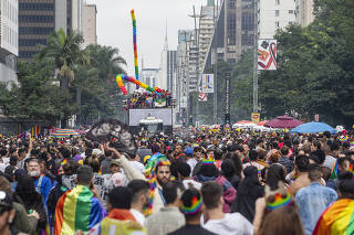 26a Parada LGBTQIA+ em Sao Paulo . Publico se aglomera para acompanhar trios eletetrico na av Paulista