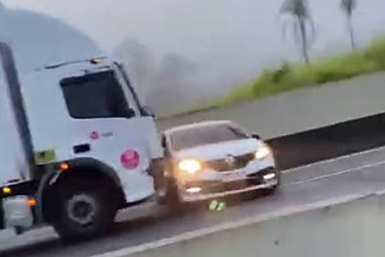 Motorista de caminhão arrasta carro em que estavam suspeitos de tentar assaltá-lo na rodovia Anhanguera, na altura de Cajamar (SP)