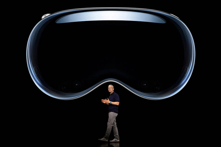 Expectativa pelo lançamento do Vision Pro fez valor de ações da Apple atingir recorde. Chefe-executivo da Apple, Tim Cook, anda de mãos dadas abaixo de foto dos óculos de realidade aumentada