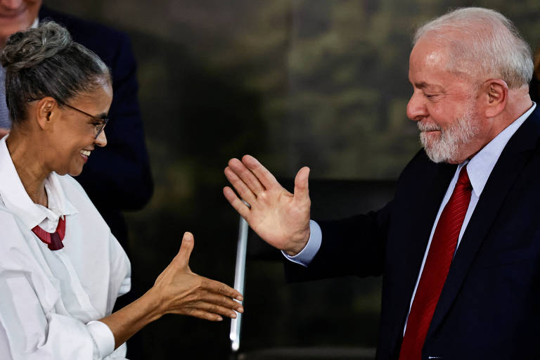 Lula em evento no Palácio do Planalto ao lado da ministra Marina Silva