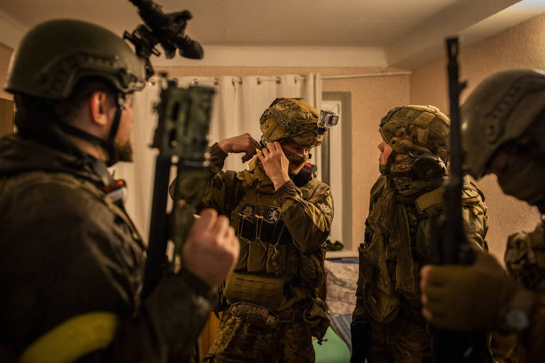 Soldados que lutam no Exército ucraniano usam emblemas de unidades militares nazistas