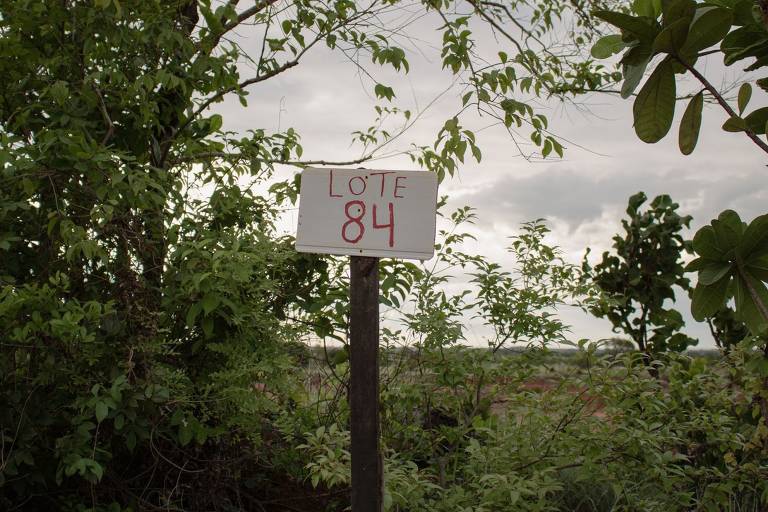 Placa marcando Lote 84, em frente à área cercada e loteada por invasores na Comunidade Indígena do Morcego. 