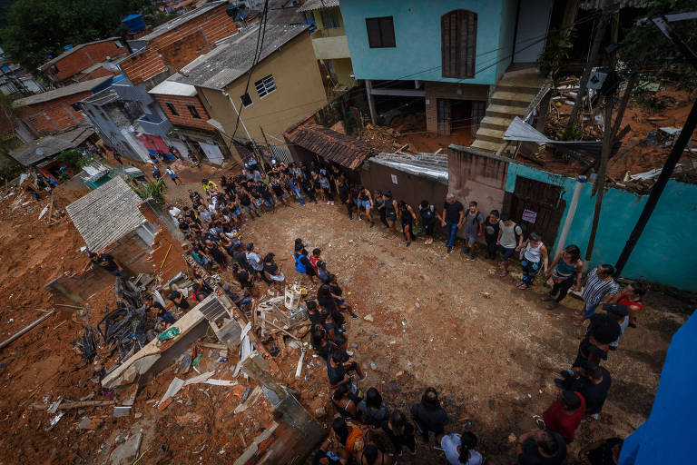 Moradores da Vila Sahy, em São Sebastião, protestam contra demolição de casas