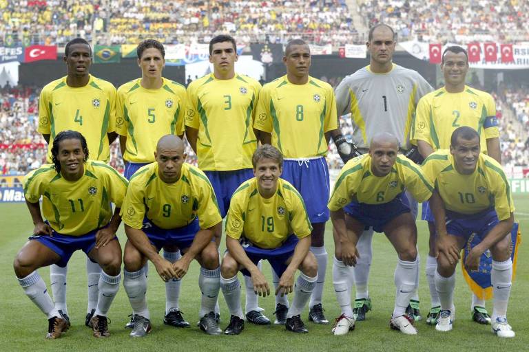 Seleção brasileira posa para foto em Ulsan (Coreia do Sul) antes de jogo contra a Turquia na Copa de 2002