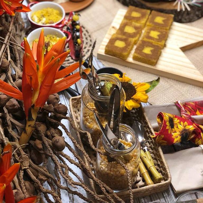 Decoração da mesa valoriza a beleza das comidas típicas juninas