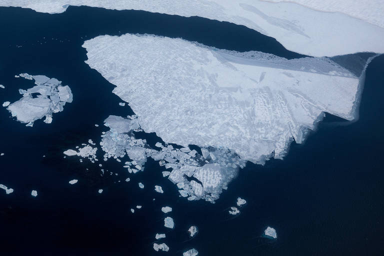 Segundo cientistas, o degelo no oceano Ártico, como este no Svalbard (NOR), deve ser completo na próxima década