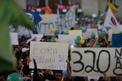 SAO PAULO, SP, BRASIL, 18-06-2013 17h41: Manifestantes  protestam pacificamente na Praca da Se . Mais tarde, onde de protestos  toma rumo violento(Foto Eduardo Knapp/Folhapress.COTIDIANO)