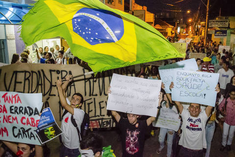 FRANCA, SP, BRASIL, 20.06.2013: Manifestantes protestam contra o aumento da tarifa do transporte público e a PEC 37 nas ruas do centro de Franca, no interior de São Paulo. (Foto: Igor do Vale/Folhapress)