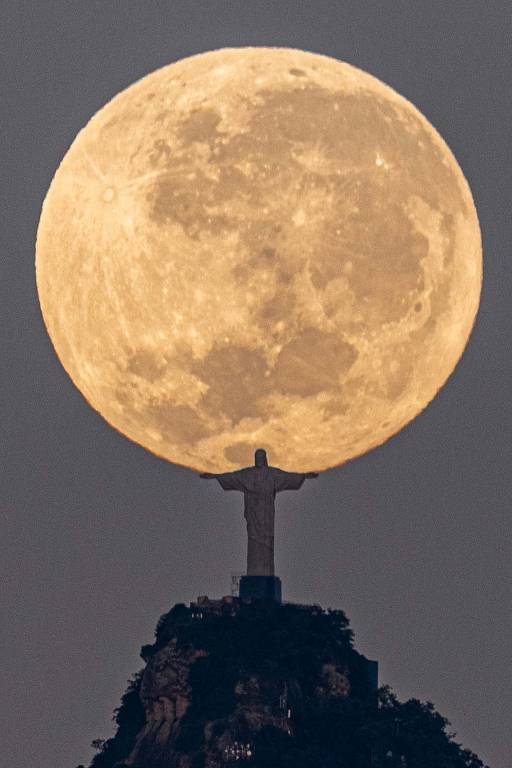 Foto mostra o Cristo Redentor, no Rio de Janeiro, 'segurando' a Lua