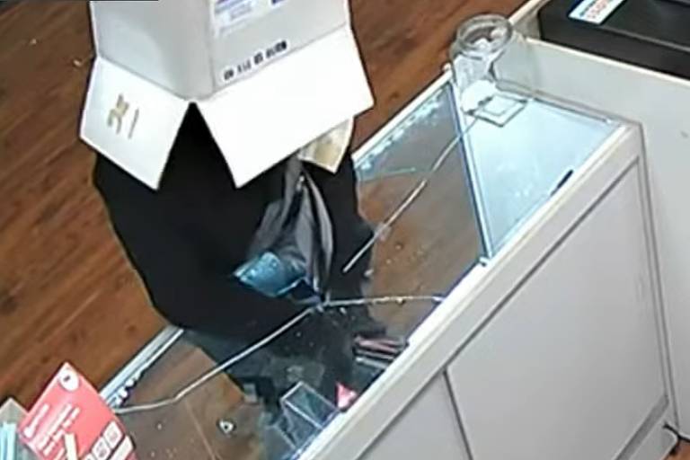 Homem rouba loja de eletrônicos com caixa na cabeça