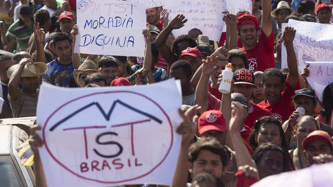 SÃO PAULO, SP - 11/10/2014: Cerca de  300 moradores da Ocupação Carlos Marighella  caminham pelas ruas da Granja Viana durante 
