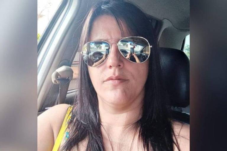selfie retrato de mulher branca de óculos de sol em carro