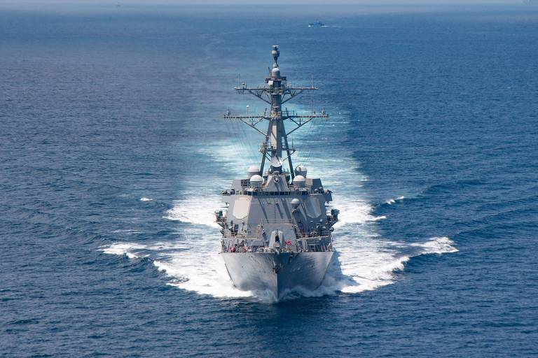 Navio da Marinha dos EUA transita no estreito de Taiwan