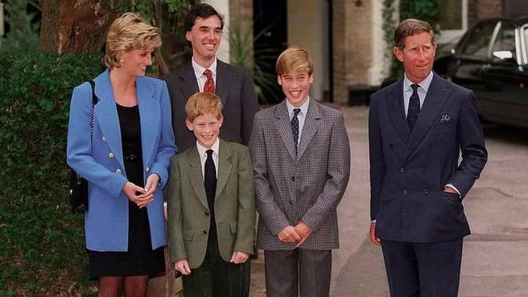 O príncipe Harry com sua família no primeiro dia de seu irmão em Eton, em 1995