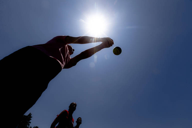 Imagens de pessoas jogando vôlei contra o sol no parque Villa-Lobos, em São Paulo