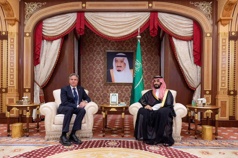 O secretário de Estado dos EUA, Antony Blinken, com o premiê e príncipe herdeiro saudita, Mohammed bin Salman