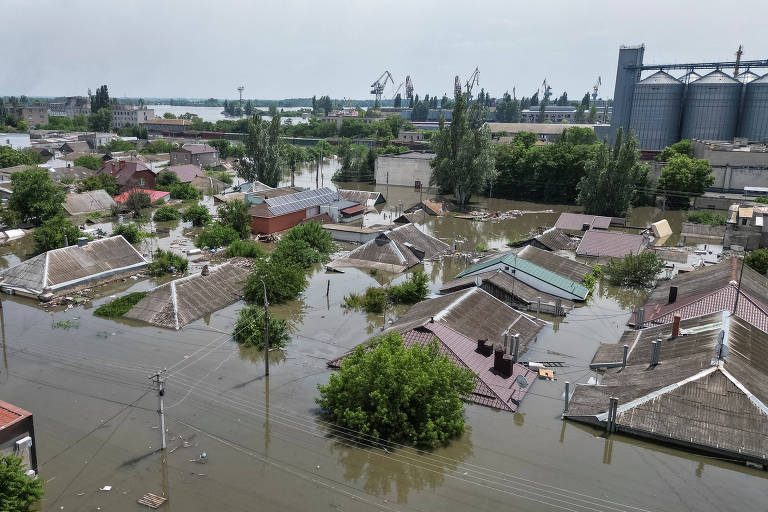 Área inundada após a explosão da represa em Nova Kakhovka, na região ocupada pelos russos no sul da Ucrânia