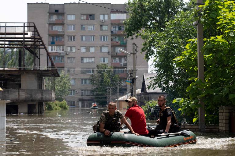 Destruição de represa gera caos na Ucrânia e provoca evacuação de pessoas 