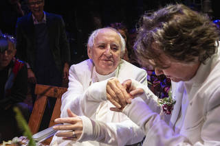 Ze Celso Martinez Correa ,86  e Marcelo Drummond , 60,   colocam aliancas durante casamento deles no teatro Oficina