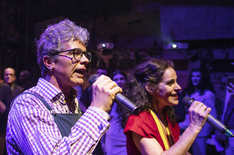 Celso Sim e  Mariana de Moraes se apresentam durante casamento de Zé Celso Martinez Correa e Marcelo Drummond