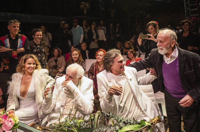 Atriz Leona Cavalli e o ator Renato Borghi durante casamento de Zé Celso Martinez Correa e Marcelo Drummond