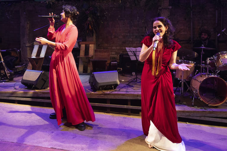 Cantoras Marina Wisnik e Mariana de Moraes se apresentam durante casamento de Zé Celso Martinez Correa e Marcelo Drummond
