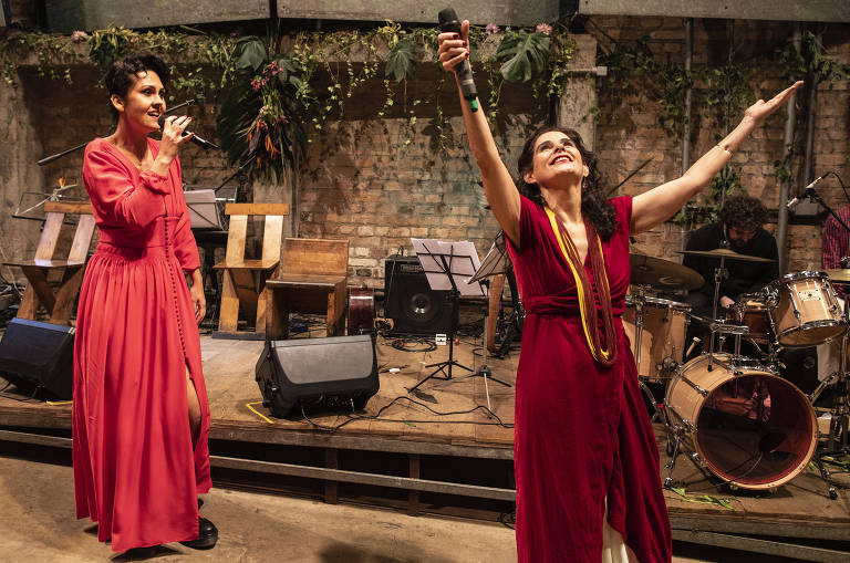 Cantoras Marina Wisnik e Mariana de Moraes durante casamento de Zé Celso Martinez Correa e Marcelo Drummond