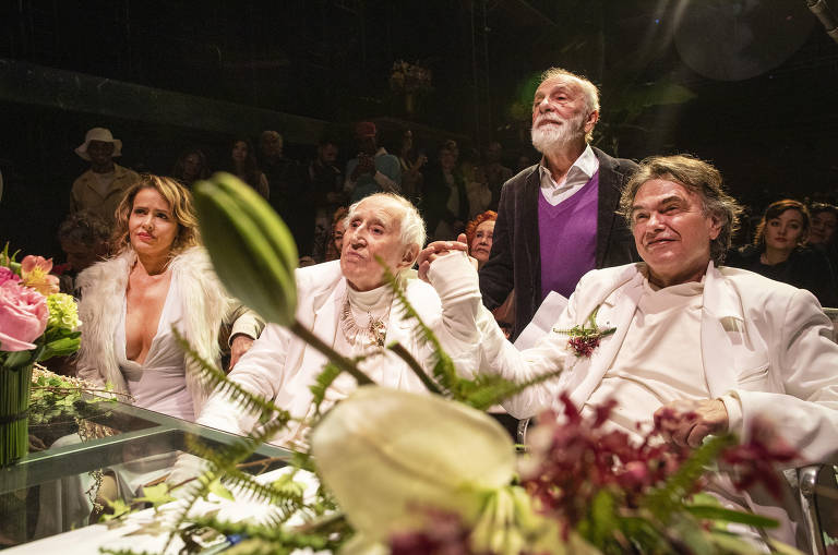 Atriz Leona Cavalli e o ator Renato Borghi durante casamento de Zé Celso Martinez Correa e Marcelo Drummond