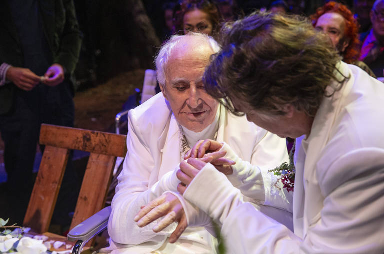 Zé Celso Martinez Corrêa e Marcelo Drummond trocam alianças durante casamento deles no Teatro Oficina