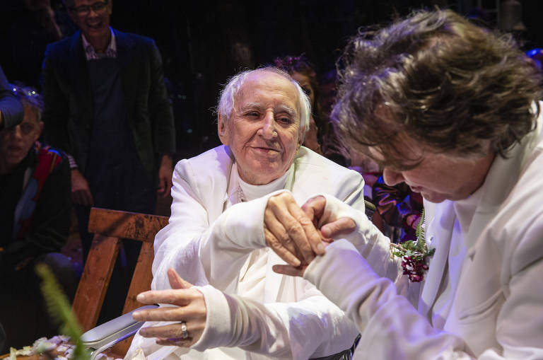 Zé Celso Martinez Corrêa e Marcelo Drummond trocam alianças durante casamento deles no Teatro Oficina