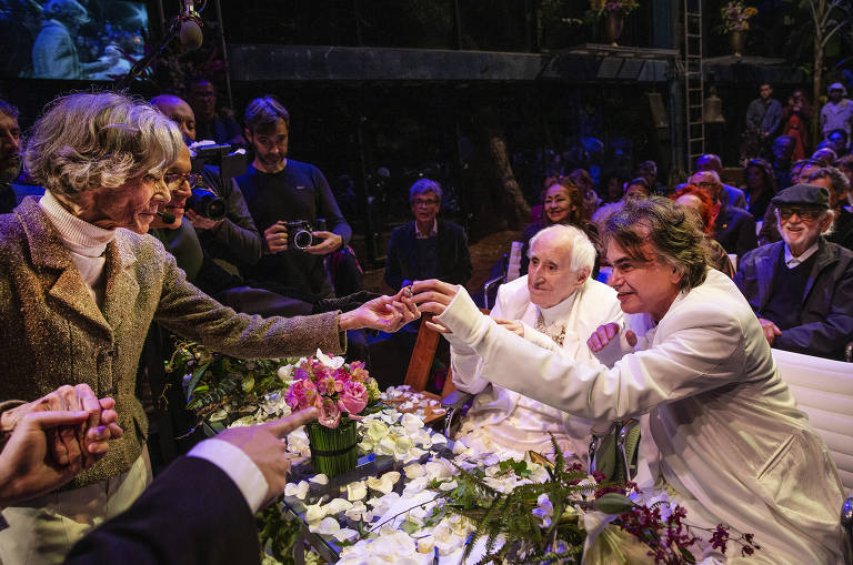 Vera Barreto Leite entrega alianças para Zé Celso Martinez Corrêa e Marcelo Drummond