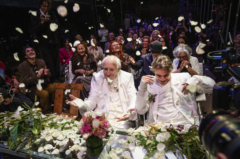 Pétalas de rosa caem sobre Zé Celso Martinez Corrêa e Marcelo Drummond durante casamento deles no teatro Oficina