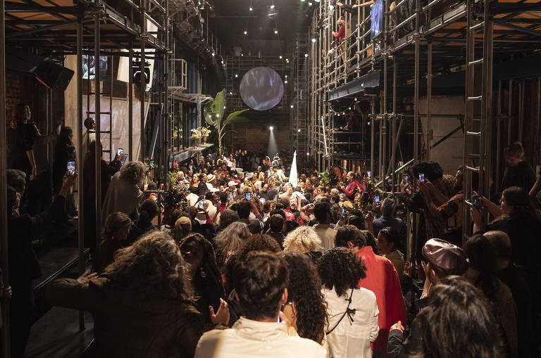 Integrantes da escola de Samba Vai Vai se apresentam no casamento de Zé Celso Martinez Corrêa e Marcelo Drummond