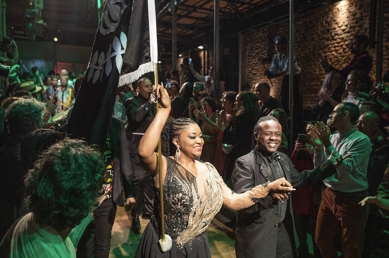 Integrantes da escola de Samba Vai Vai se apresentam no casamento de Zé Celso Martinez Corrêa e Marcelo Drummond