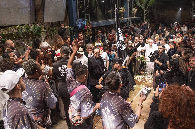 Integrantes da escola de Samba Vai Vai se apresentam no casamento de Zé Celso Martinez Corrêa e Marcelo Drummond