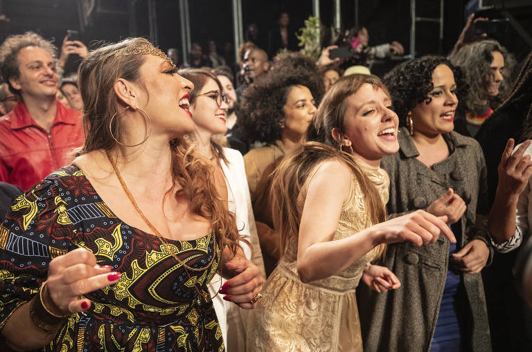 Integrantes do Teatro Oficina cantam durante casamento de Zé Celso Martinez Corrêa e Marcelo Drummond