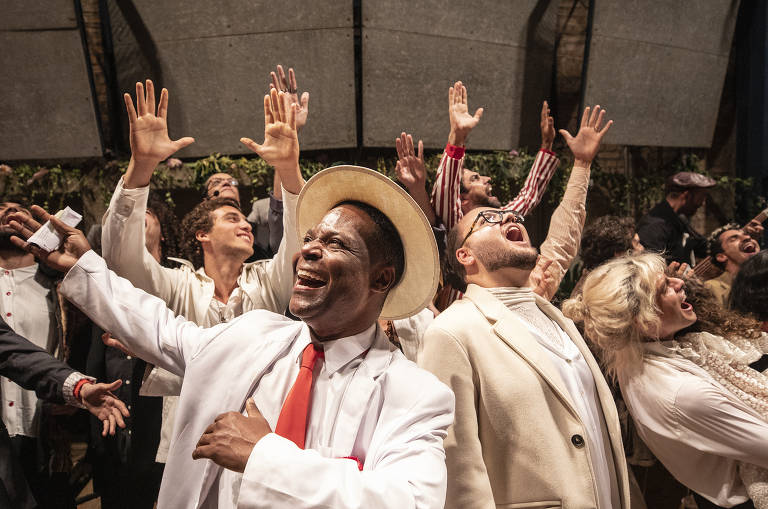 Integrantes do Teatro Oficina cantam durante casamento de Zé Celso Martinez Corrêa e Marcelo Drummond