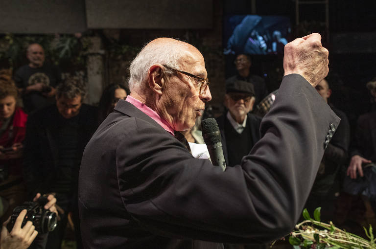 Eduardo Suplicy discursa no casamento de Zé Celso Martinez Corrêa e Marcelo Drummond