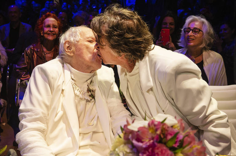 Zé Celso Martinez Correa e Marcelo Drummond se beijam após declarados casados durante casamento no teatro Oficina