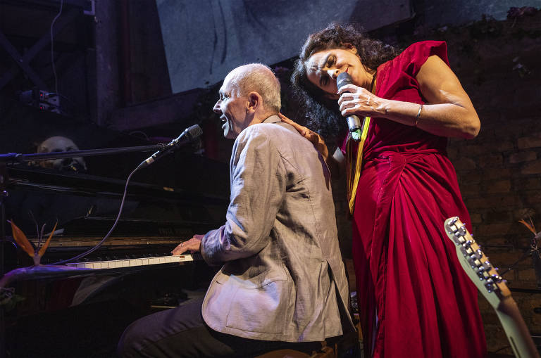 José Miguel  Wisnik  e Marina de Moraes se apresentam durante casamento de Zé Celso Martinez Correa e Marcelo Drummond