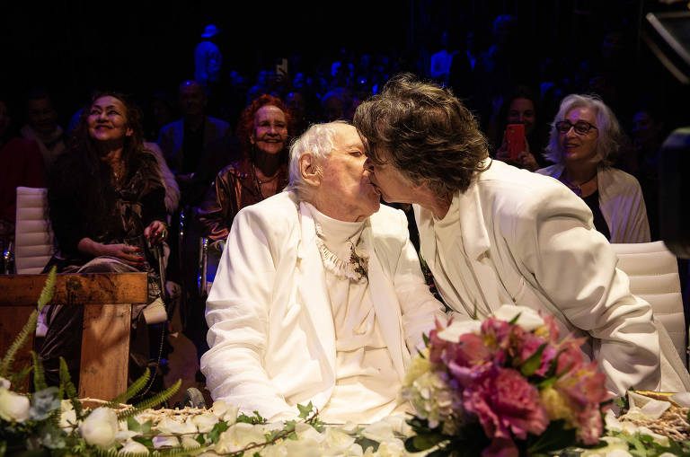 Zé Celso Martinez Correa e Marcelo Drummond se beijam após declarados casados durante casamento no teatro Oficina