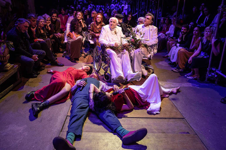 Cantores Mariana Wisnik, Celso Sim e Mariana de Moraes deitam no chão no casamento de Zé Celso Martinez Correa e Marcelo Drummond