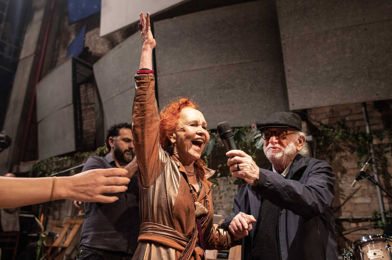 Helena Ignez e Danilo Miranda discursam no casamento de Zé Celso Martinez Correa e Marcelo Drummond