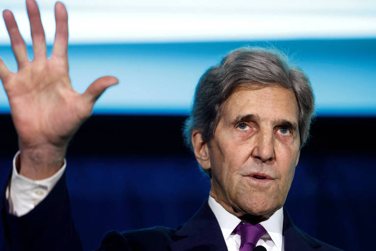 Kerry discursa erguendo uma de suas mãos